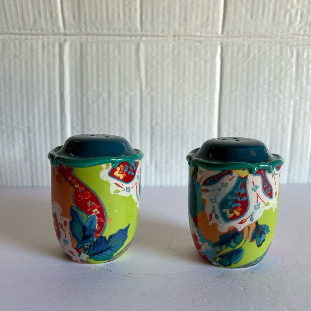 Shakers - Picture 7 of 10